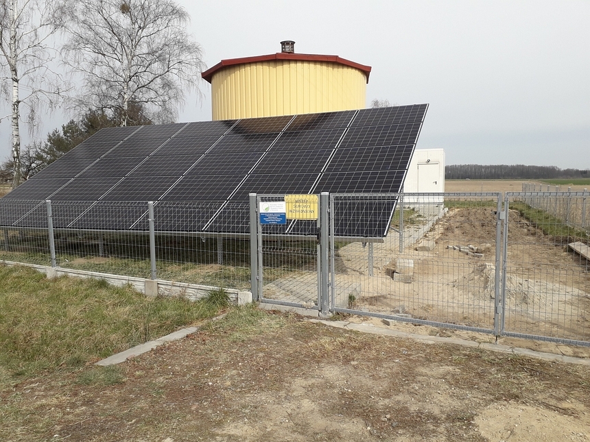 Ogniwa fotowoltaiczne na obiekcie przepompowni wody w miejscowości Gnaty-Szczerbaki