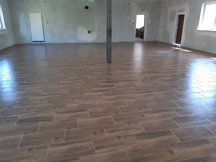 Nowa podłoga i sufit w świetlicy w Smogorzewie