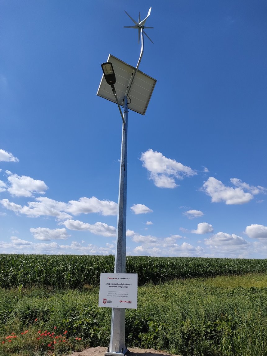 Lampa hybrydowa z panelem słonecznym i turbiną wiatrową