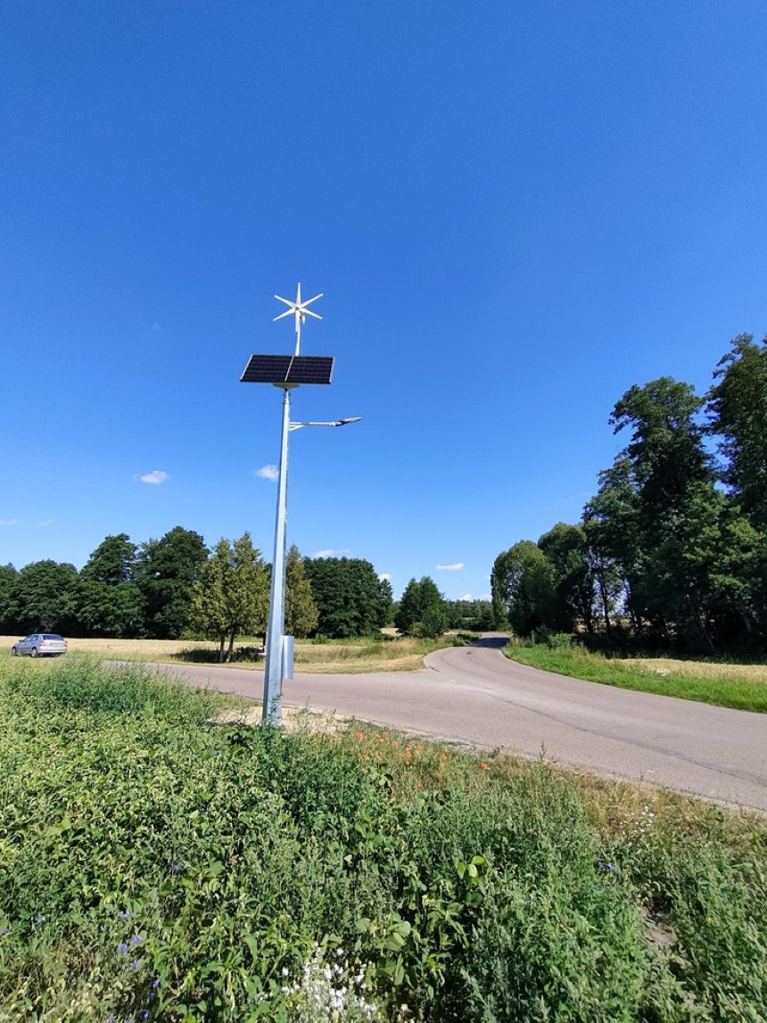 Lampa hybrydowa z panelem słonecznym i turbiną wiatrową