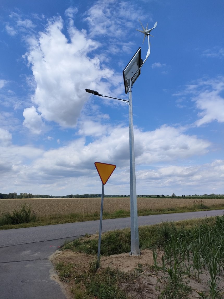 Lampa hybrydowa z panelem słonecznym i turbiną wiatrową.