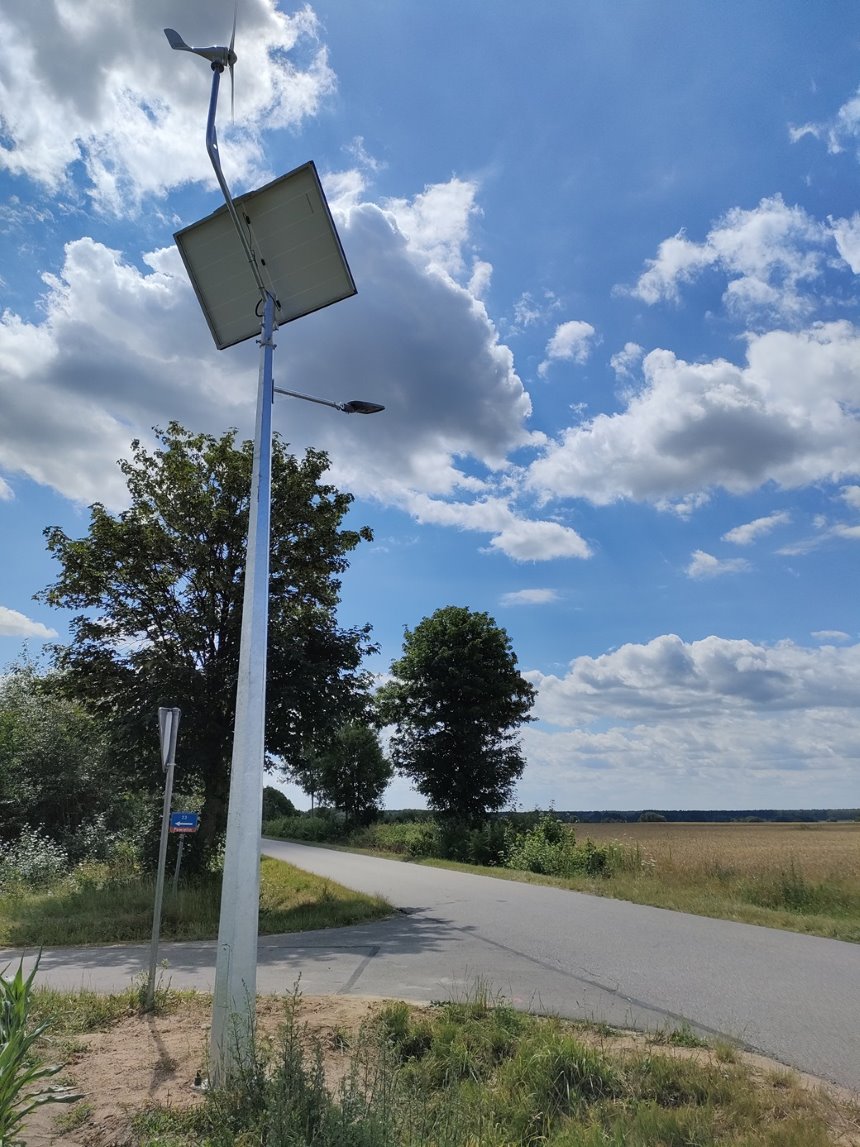 Lampa hybrydowa z panelem słonecznym i turbiną wiatrową.